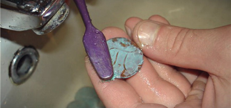 Чистка монет при помощи зубной пасты